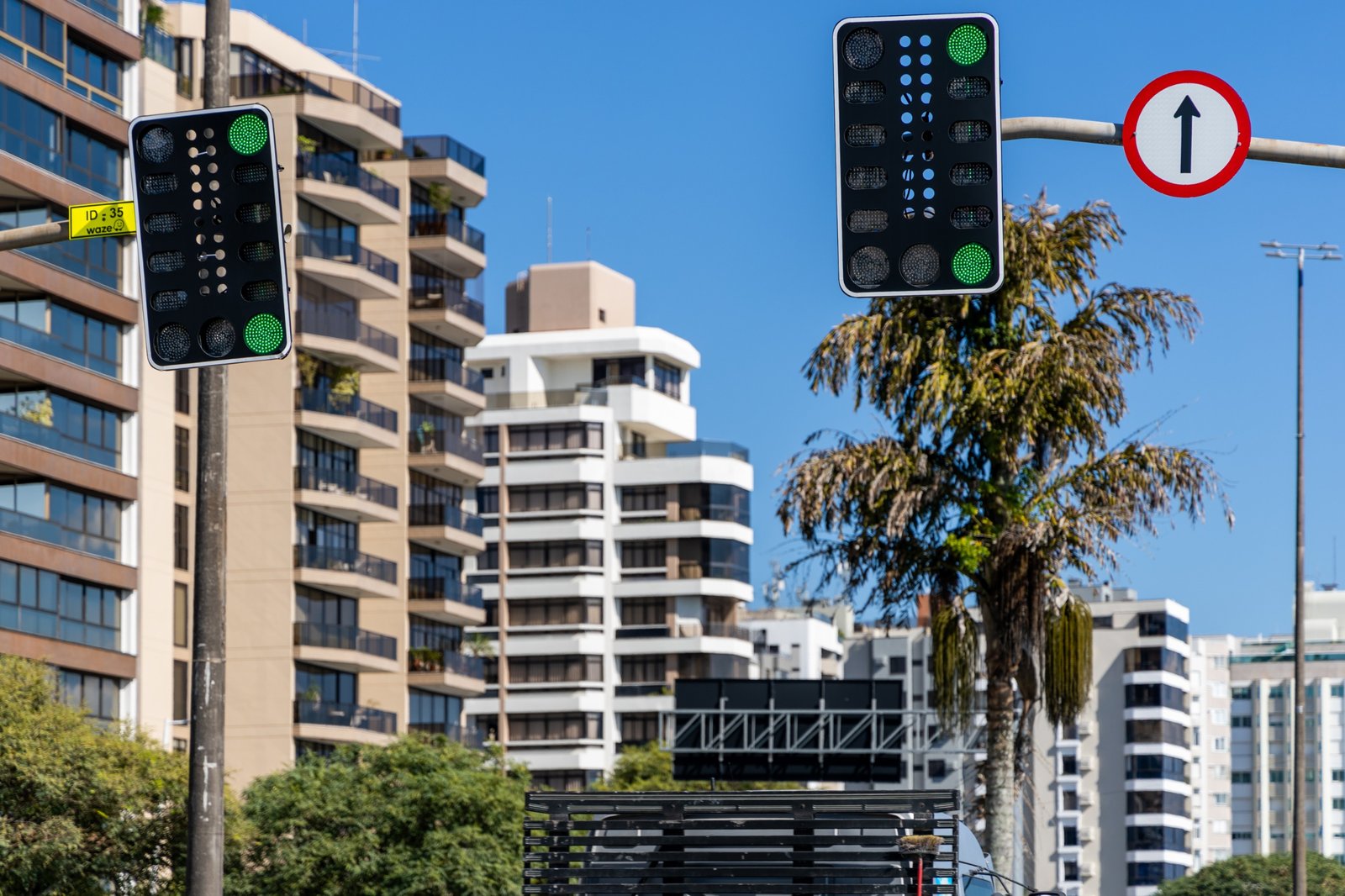 Semáforo Inteligente instalado em cruzamento urbano