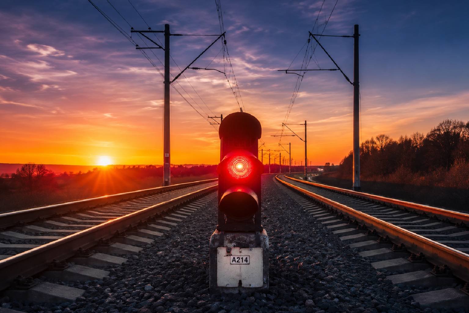 Semáforo ferroviário em trilhos